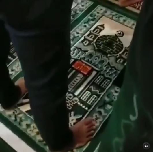 Pemuda sholat berjama'ah sambil main game