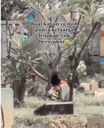 Bocah ziarah sambil baca yasin sendirian