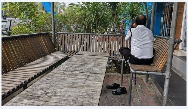 Toleransi satpam non-muslim yang sedang makan siang