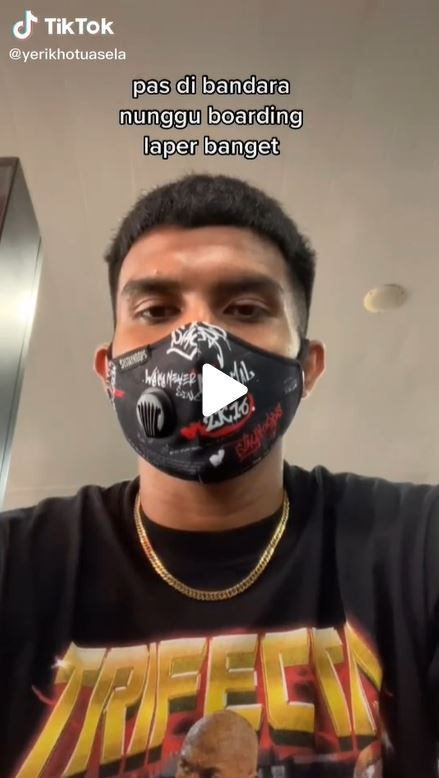 Yerikho Tuasela makan di toilet demi menghargai yang berpuasa