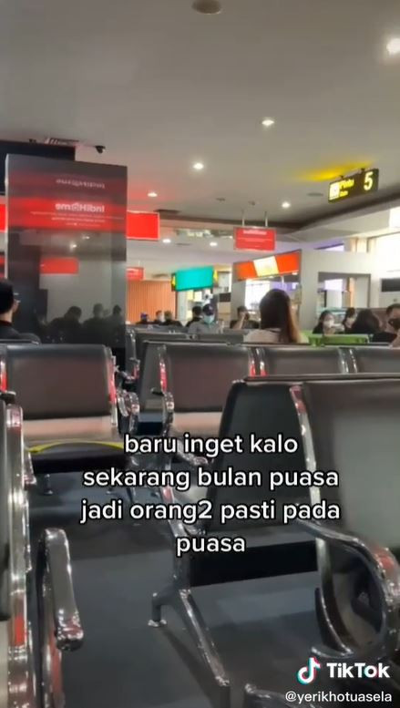 Suasana saat puasa di ruang tunggu bandara