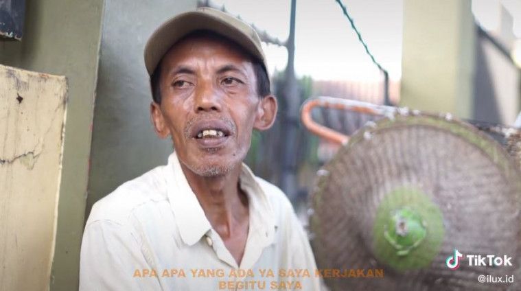 Bapak ini jual becaknya di pinggir jalan