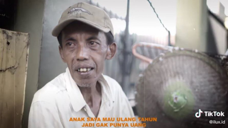 Bapak ini jual becaknya di pinggir jalan