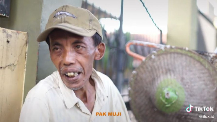 Bapak ini jual becaknya di pinggir jalan