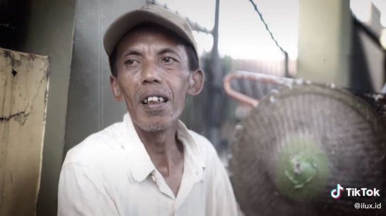 Bapak ini jual becaknya di pinggir jalan