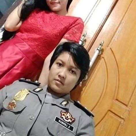 Wanita yang menyamar jadi polwan gadungan untuk memikat pasangan lesbinya