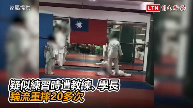 Huang saat dibanting oleh pelatihnya