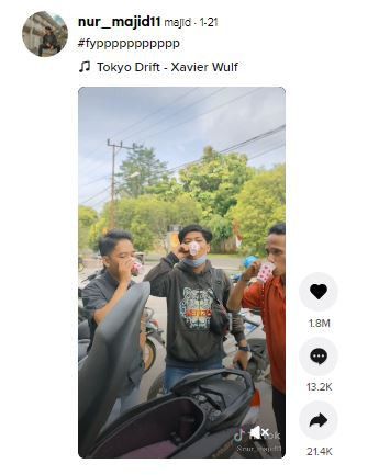 Viral pemuda meracik minuman di jok motor