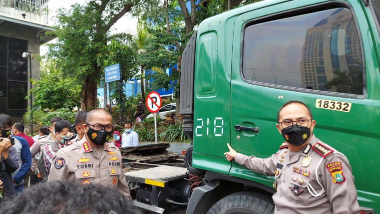 Viralnya bocah 12 tahun mengendarai truk di jalan tol