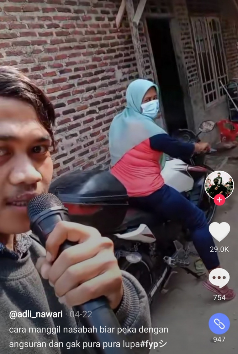 Pria menagih hutang pakai mikrofon