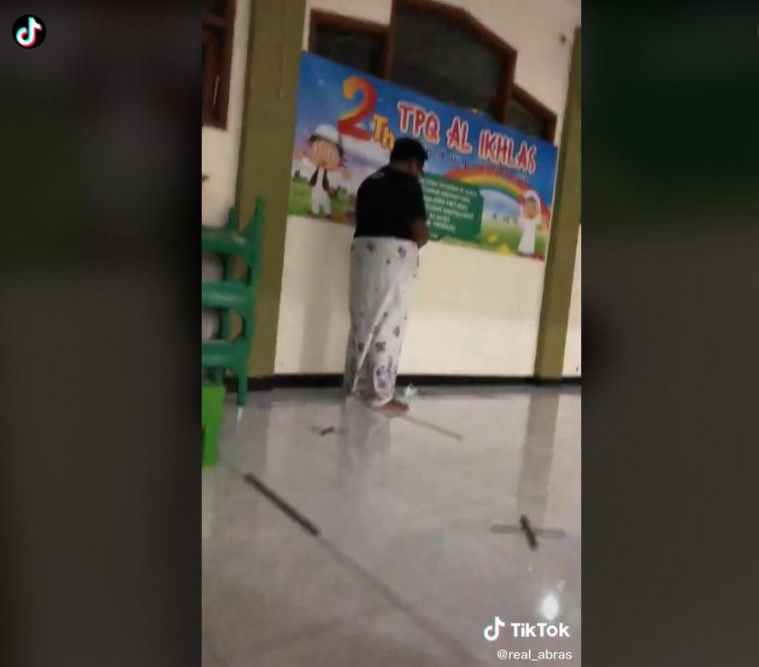 Ilustrasi gambar pria saat salat