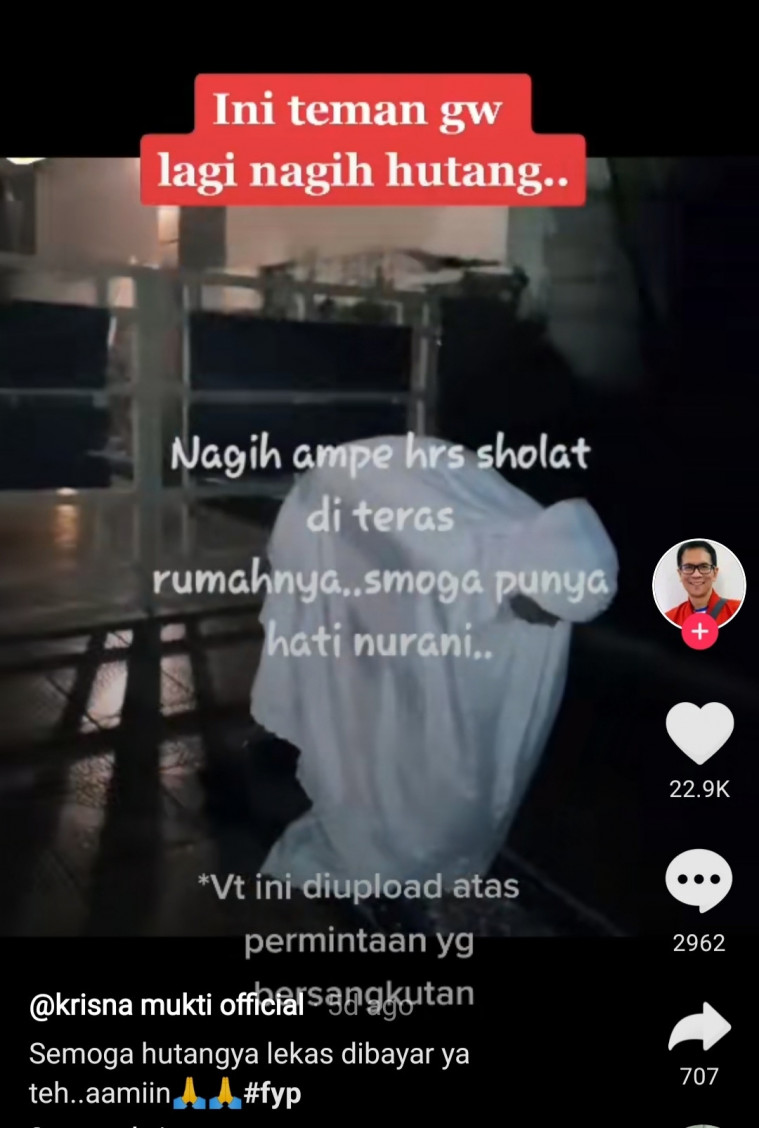 Viral Wanita Tagih Hutang Sampai Sholat Di Teras Rumah