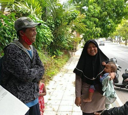 Keluarga jalan kaki demi mudik