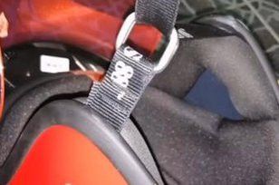 Kelabang sembunyi di dalam helm