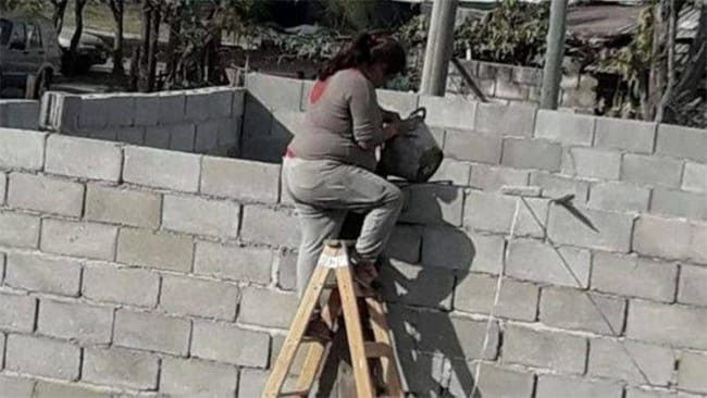 Seorang ibu bangun rumah sendiri demi anak-anaknya