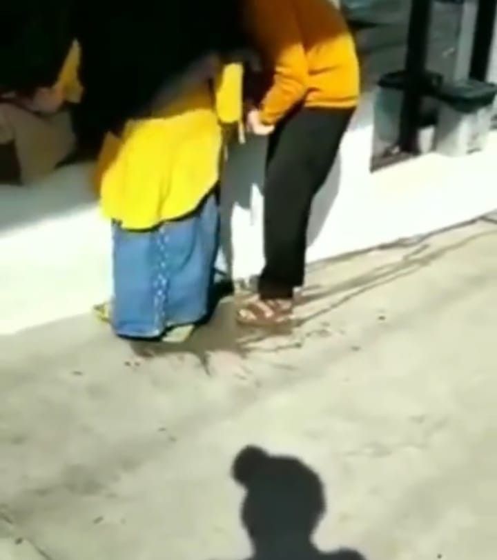 Wanita melahirkan di depan rumah sakit