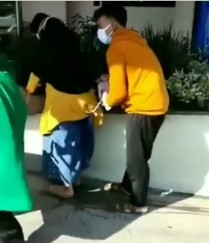 Wanita melahirkan di depan rumah sakit
