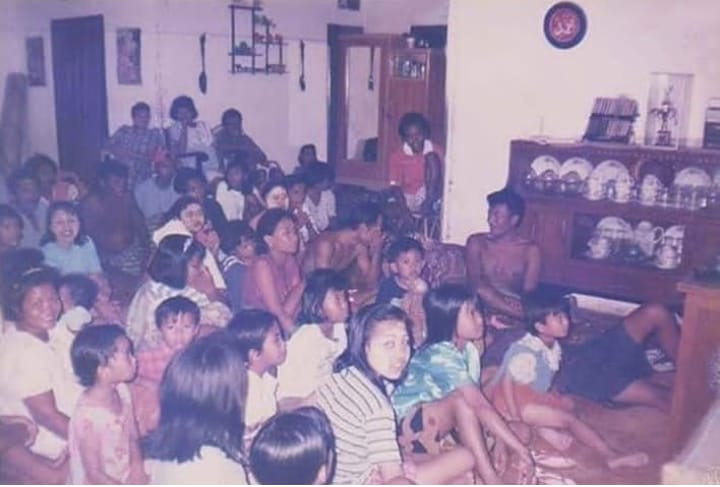 Potret lawas menonton televisi bareng