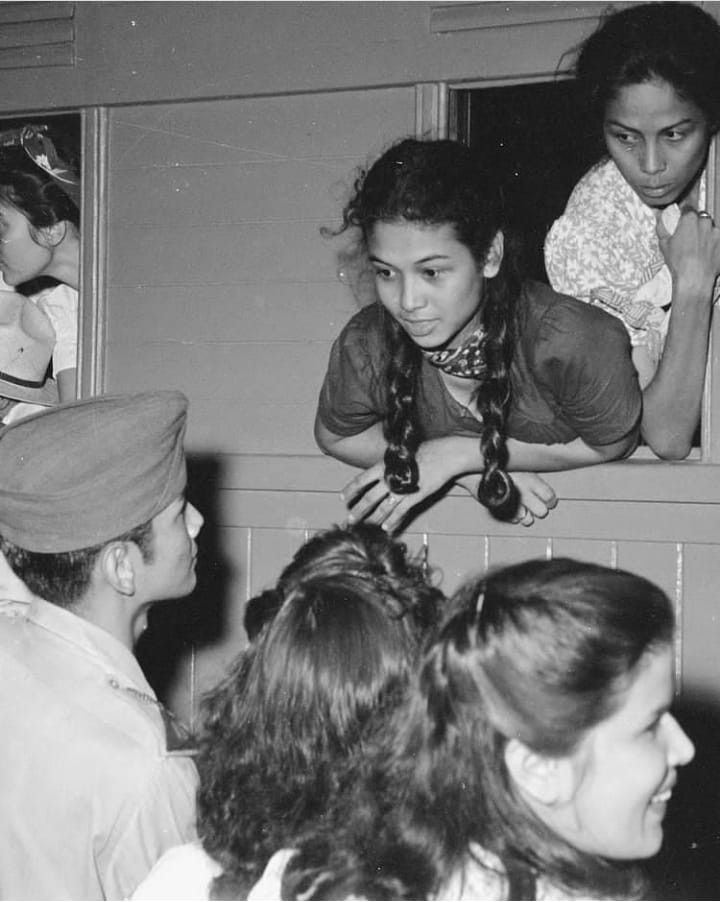 Foto lawas wanita Indonesia di kereta