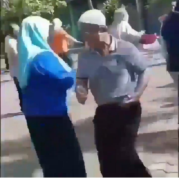 Pria berpeci rekam wanita senam