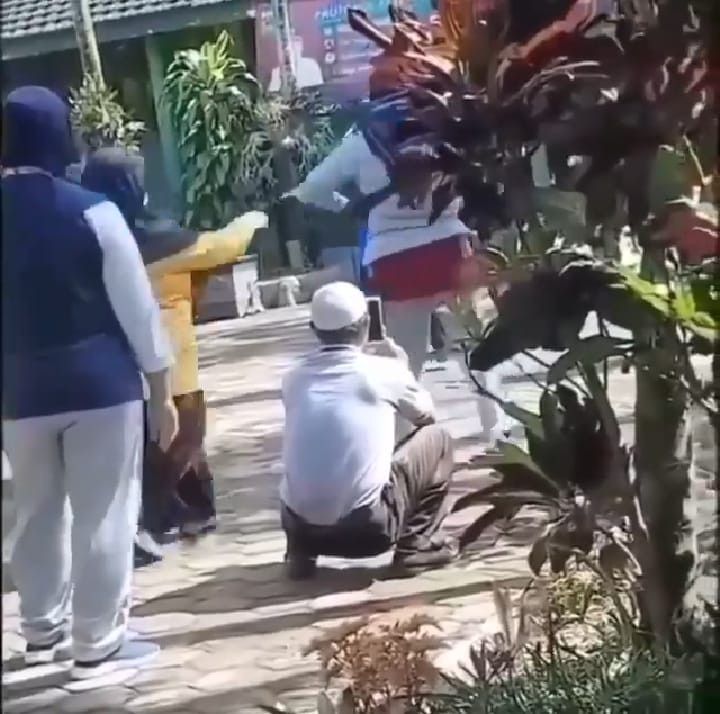 Pria berpeci rekam wanita senam