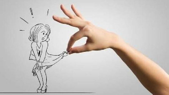 Pria berpeci rekam wanita senam