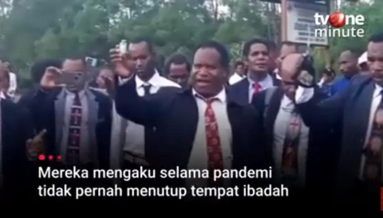 Pendet dan Jemaat gereja di Papua bakar masker