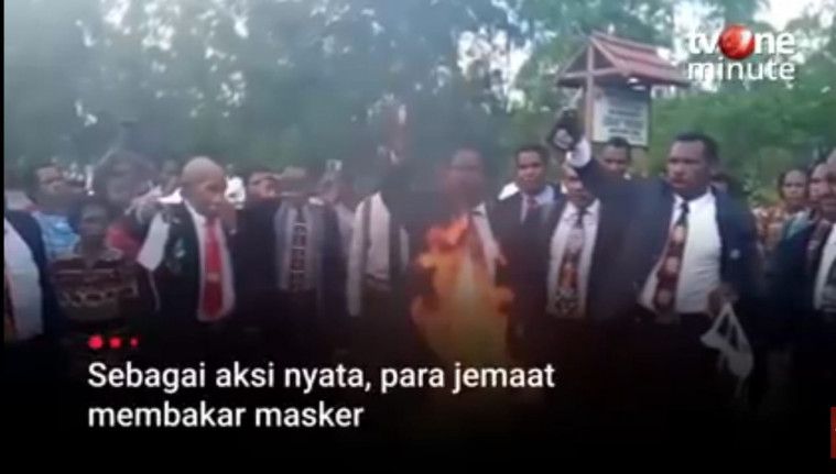 Pendet dan Jemaat gereja di Papua bakar masker