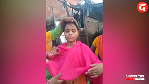 Gadis di India mengeluarkan batu-batu kecil dari matanya
