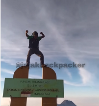 Viral pria joget di tugu Gunung Merbabu