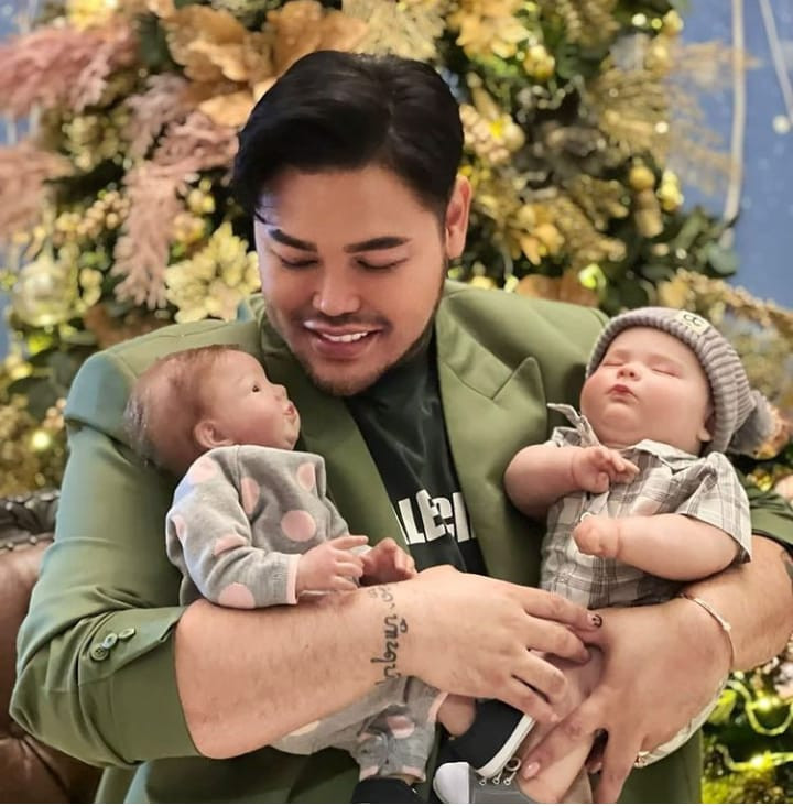 Artis adopsi boneka bayi