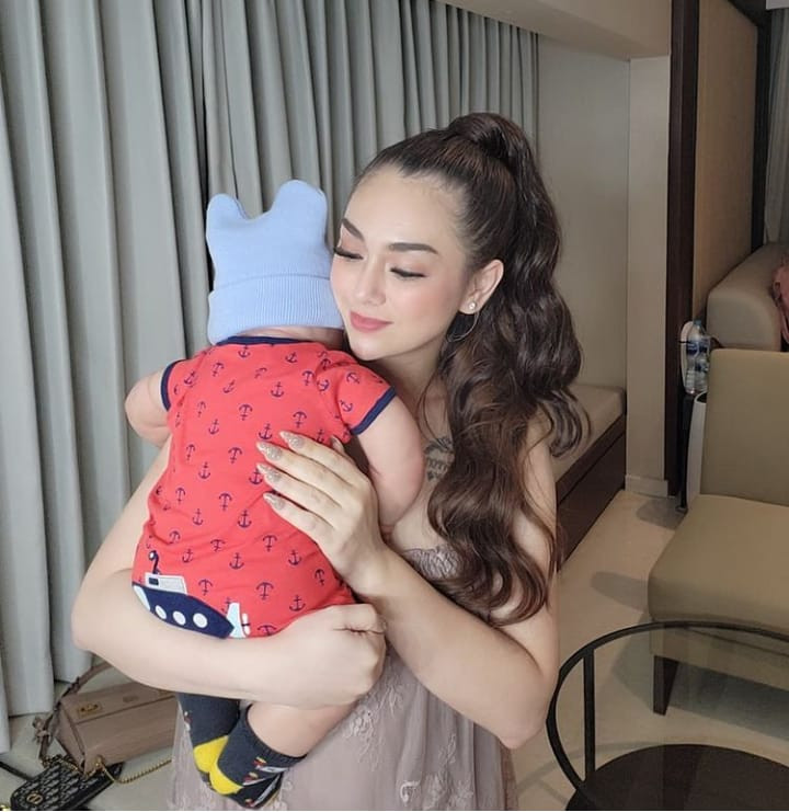 Artis adopsi boneka bayi